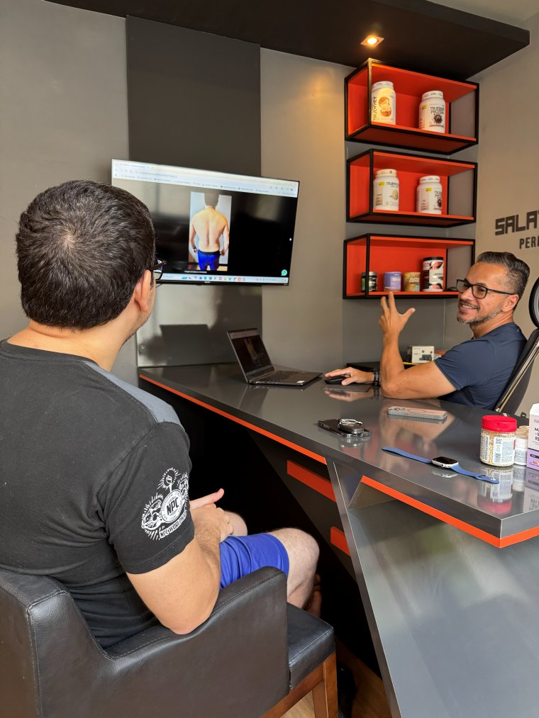 Consulta de acompanhamento de resultados na clínica 5HORMONE